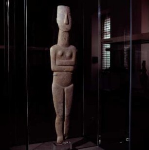 Weibliches Idol, kykladisch : Karlsruhe, Badisches Landesmuseum. Weibliches Idol mit verschränkten Armen. Herkunft unbekannt. Frühkykladisch II, frühe Spedos-Art. Marmor, Höhe: 88,8 cm.