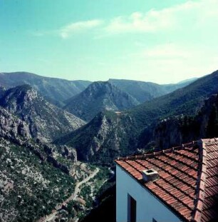Griechenland, Peloponnes, Arkadien, Ausblick vom Frauenkloster Elona, das an einer Steilküste des Parnon-Gebirge errichtet wurde