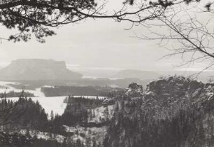 Sächsische Schweiz, Rathener Gebiet (Elbsandsteingebirge bie Waltersdorf). Honigsteinmassiv gegen Lilienstein und Königstein vom Ziegenrücken. Winterbild