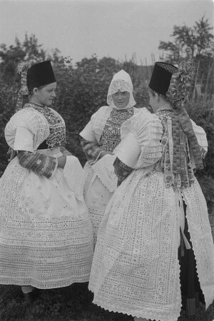 Brautjungfern und Brautführerin ,, Zamama'' in Hoyerswerdaer Tracht. : Družce a zamama we Wojerowskej drasće.