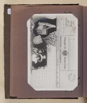 Albumseite 10 mit Postkarte mit Geburtsanzeige des Erbprinzen : Sammelalbum mit Postkarten-Porträts von Mitgliedern des Hauses Hohenzollern. Kartoneinband, bedruckt und beklebt mit Kordelbindung; 17 x 15 x 3 cm (um 1915). Dresden: SLUB/DF 2001.B.2