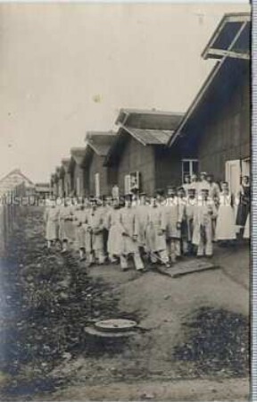Soldaten vor Lazarettbaracken