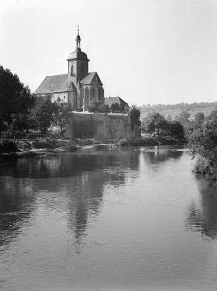 Bartenstein (Schrozberg-Bartenstein). Schlosskirche Sankt Philippus (1716). Ansicht über den Gütbach