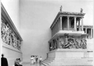 Besucher im Pergamonsaal im Pergamonmuseum