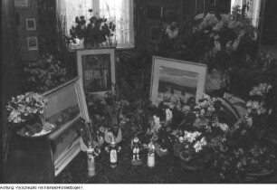 Dresden, Dresdner Kreuzchor. Festakt zum 70. Geburtstag von Rudolf Mauersberger (29. Januar 1959) in der Heinrich-Schütz-Kapelle der Dresdner Kreuzkirche, 1957/59. Gaben- und Blumenarragement privat