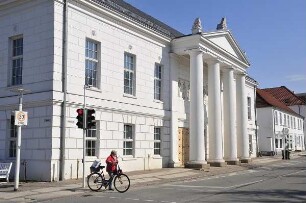 Putbus - Theater : Das klassizistische Theatergebäude. Aufgenommen am 20. April 2011 auf der Insel Rügen in Putbus