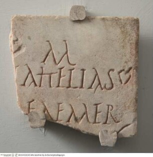 Tafelfragment mit Grabinschrift "[D(is)] M(anibus) // ...HELIAS..."