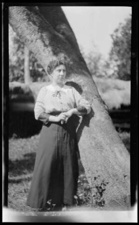 Frau an einem Baum