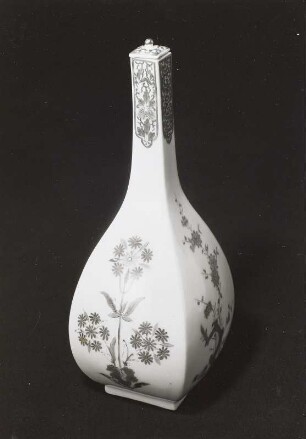 Vierkantige Sakeflasche nach japanischem Vorbild