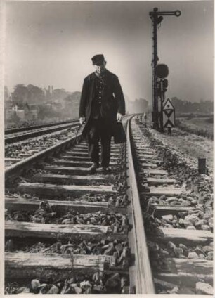 Ein Streckenläufer der Deutschen Reichsbahn beim Überprüfen der Gleisanlagen