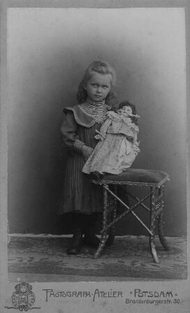 Kleines Mädchen mit Puppe