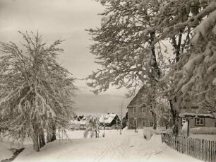Gottesgab (heute Boží Dar / Tschechien). Verschneite Dorfstraße zu Neujahr