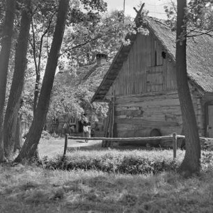 Strohgedecktes Blockhaus im Spreewald. : Ze słomu skryte kładźity twar w Błótach.