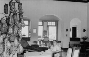Frau im Wohnzimmer : Eine Frau sitzt im Wohnzimmer eines Hauses in Kwamtili.