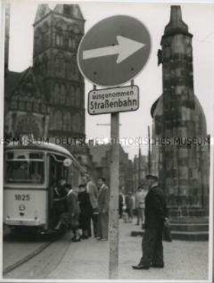 Verkehrsschild weist Bremer Straßenbahn den richtigen Weg (ironische Fotografie)