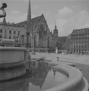 Ansicht der Paulinerkirche, im Vordergrund der Mendebrunnen (1886 errichtet)