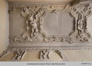 Stuckdecke mit Akanthus- und Blumenranken und Putto