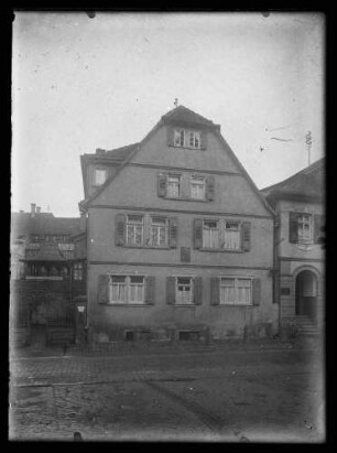 Eichelgasse (47), Haus des Zahnarztes (Dentisten) Alois Beck mit Gedenktafel Wilhelm Blos (nebenan Volksbank Wertheim Hausnr. 49, zur anderen Seite schmiedeeisernes Tor)