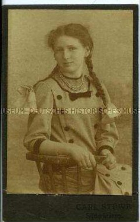 Junges Mädchen mit Zöpfen, Carte de Visite
