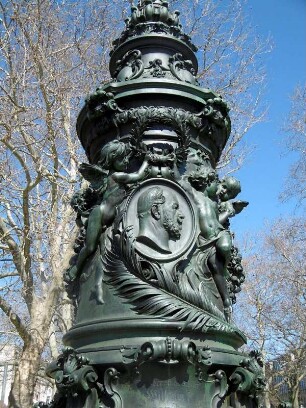 Fahnenmast mit Sockel