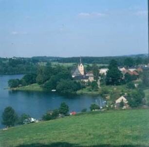 Neuensalz-Altensalz. Ortsteilansicht mit Pfarrkirche. Blick über die Talsperre Pöhl nach Osten