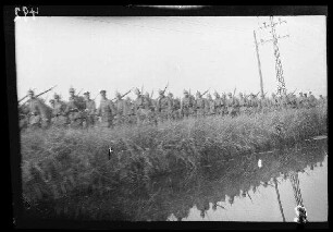 Kanal bei Douai (Dep. Nord, Frankreich): "marschierende Infanterie" am Kanalufer
