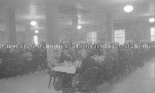 Selbstversenkung des Hochseepassagierdampfers "Columbus" am 19. Dezember 1939, Besatzungsangehörige im Internierungslager auf Ellis Island, im Speisesaal beim Essen