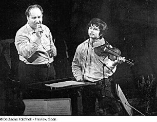 David Oistrach (1908 - 1974) als Dirigent mit seinem Schüler Vaclav Hudecek (geb. 1952) als Solist. Probe zu Peter Iljitsch Tschaikowskis Violinkonzert anläßlich des Prager Frühlings