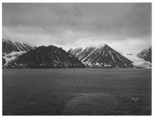 In der Magdalenen-Bay von Spitzbergen : Nordlandreisen. In der Magdalenen-Bay von Spitzbergen
