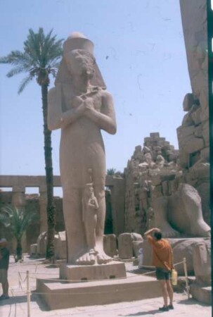 Statue Ramses II. mit seiner Tochter Meritamun : Ägypten. Karnak. Karnak-Tempel. Statue Ramses II. mit seiner Tochter Meritamun (weitere Große Königliche Gemahlin) im Hof des Amun-Tempels