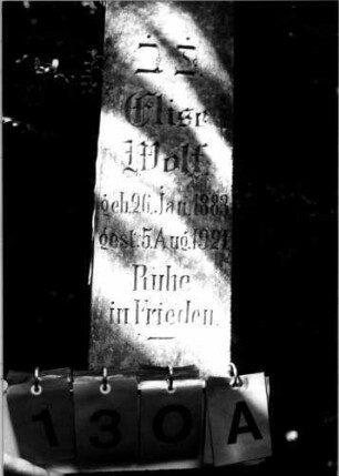 Grabstein 130 (Index: 100109379) Material: Kunststein (?) Zustand: leicht verwittert Maße HxBxT: 160x90x31 cm Beschreibung: Obelisk, getreppter Sockel, unterer Sockelteil rustica: Grabstein 130A