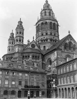 Mainzer Dom : Blick vom Leichhof auf den Westturm mit dem steinernen Turmhelm