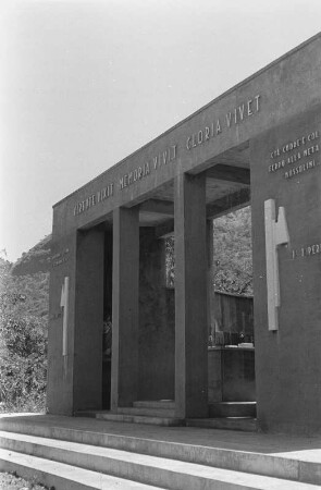 In Addi Arkay : Italienisches Gebäude in Addi Arkay. Aufschrift oben: "virtute vixit, memoria vivit, gloria vivet." Aufschrift rechts: "col cuore e col ferro alla meta "Mussolini"