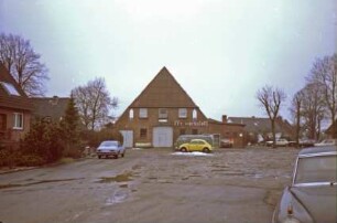 Hauptstraße 32: Bauernhaus: Giebelseite Wirtschaftstrakt: mit Scheunentor: Schriftzug "Kfz werkstatt": rechts flacher Anbau