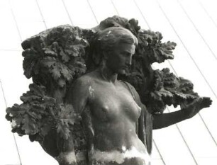 Allegorie der Forstwirtschaft : Allegorie der Forstwirtschaft. Sandstein (um 1905). Hüftstück. Dresden-Altstadt, Schloßplatz 1, Baustelle Ständehaus (Bauphase Substanzsicherung / Wiederaufbau Dach)