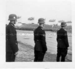 Raumbildband. Reichsparteitag der Arbeit. 100 Bilder. Beim Appell der Wehrmacht: Die neuen Fahnen des deutschen Heeres marschieren auf.