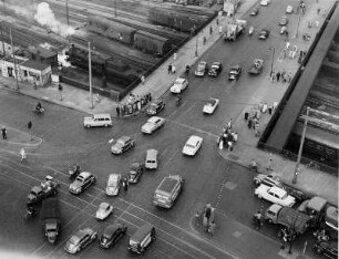 Hamburg-Hammerbrook. Altmannbrücke am Hamburger Hauptbahnhof. Dichter Straßenverkehr