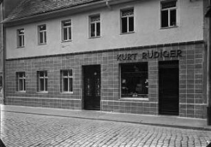 Roßwein, Querstraße 36. Wohnhaus mit Laden (Fleischerei Kurt Rüdiger) (wohl 1801/1815). Straßenansicht mit gefliestem Erdgeschoß (Fa. Kießling)
