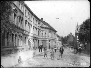 Blick gen Norden in die Burgstraße an der Mündung der Großen Brunnenstraße. Linke Bildseite: Burgstraße 68 (Kaiserl. Postamt 5), Burgstraße 69 (A. Reichardt, Kolonialwaren), Burgstraße 70 (Konditorei Barth), Burgstraße 71 (Gosenschänke, Stier). Rechte Bildseite: Burgstraße 4 (Ökonomie von Gutezeit)