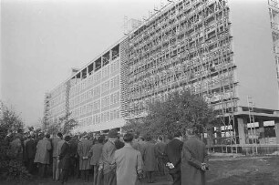 Bau der neuen Gewerbeschule im Beiertheimer Feld.