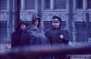 Bautrupp und Grenzsoldat nahe der Lindenstraße/Zimmerstraße
