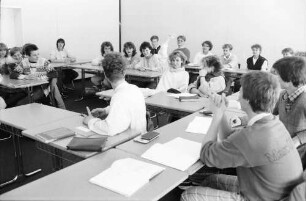 Kirchzarten: Schulzentrum; Klasse: ein Mädchen meldet sich