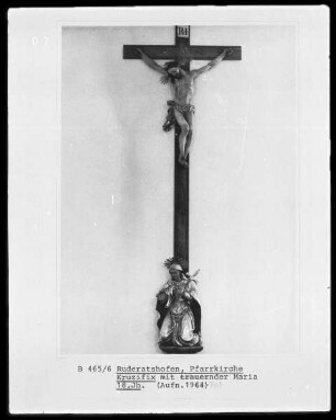 Christus am Kreuz mit trauernder Maria