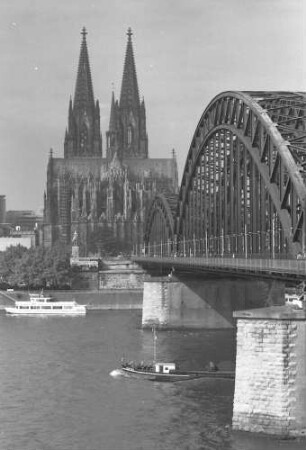 Köln: Hohenzollernbrücke mit Dom, vom Deutzer Ufer