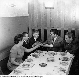 Porträt; Artur Hofmann mit sowjetischem Konstrukteur; Jürgen Gärtner I. Preis Mathe