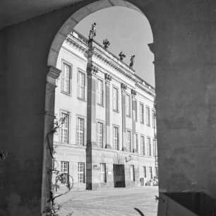 Blick aus einer Arkade im Innenhof des Potsdamer Stadtschlosses