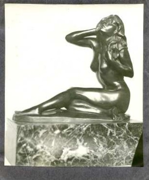 Sitzender Mädchenakt mit langem offenem Haar und angewinkelten Armen : Sitzender Mädchenakt mit langem offenem Haar und angewinkelten Armen. Bronze auf Marmorsockel (um 1910; C. Brose)