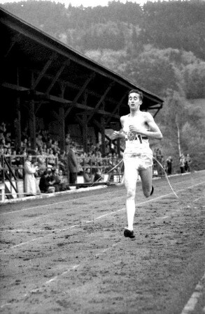 Freiburg: Gordon Pirie (1) und Peter Pirie (88) im 3000-m-Lauf