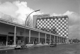 Berlin: Hiltonhotel; Außenfassade mit Kolonnaden