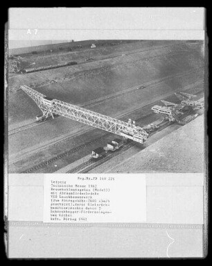 Braunkohlentagebau (Modell) mit Abraumförderbrücke, VEB Lauchhammerwerk, davor Gleisrückmaschine, rechts davon zwei Schwenkbagger, Förderanlagenbau Köthen; 1962